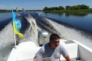 Речная прогулка к затопленной церкви в Гусинцах из Ржищева